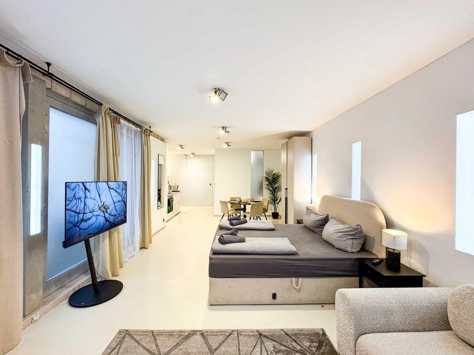 Bed, TV and multimedia, Living room, Photo of the whole room, Seating area, Bedroom