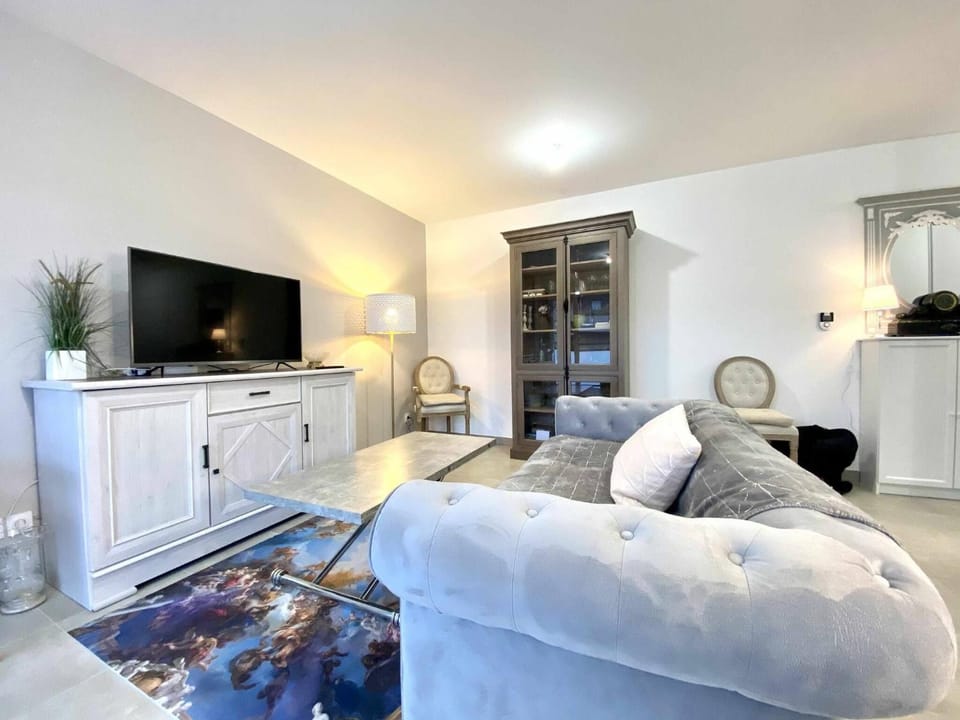 Communal lounge/ TV room, TV and multimedia, Living room