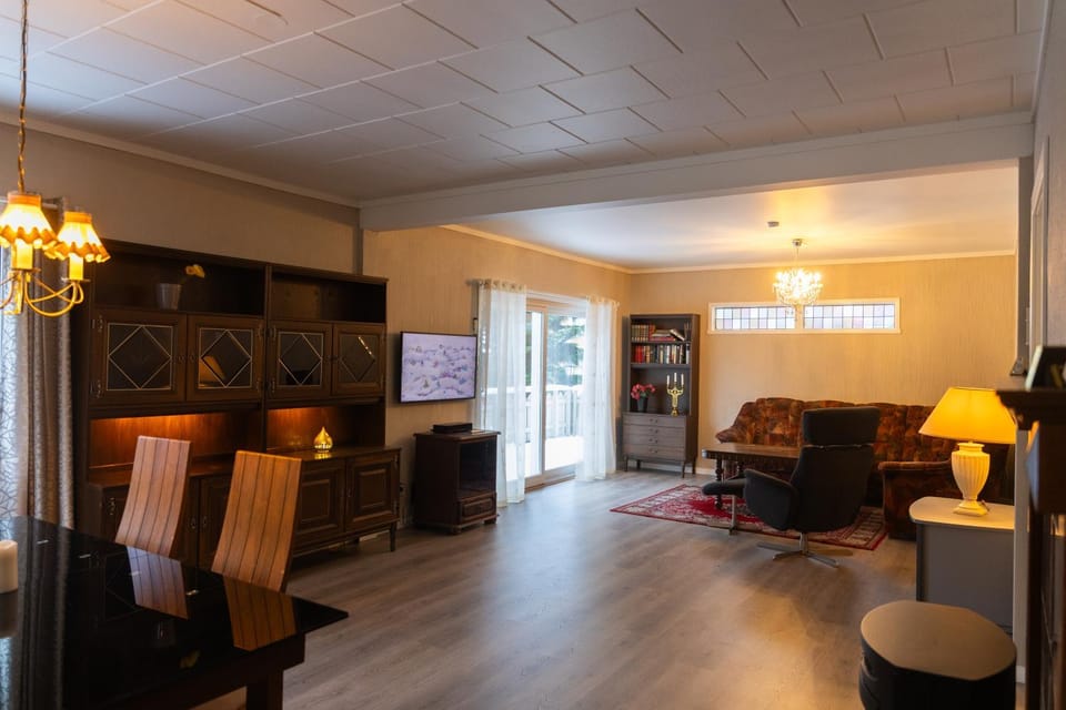 Communal lounge/ TV room, TV and multimedia, Living room, Seating area, Evening entertainment