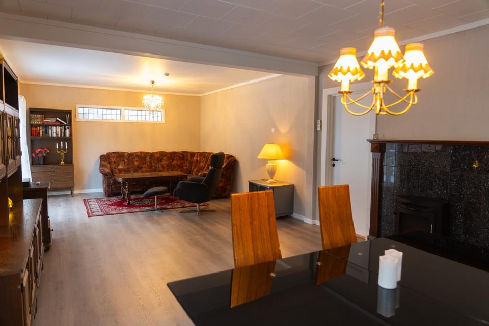 TV and multimedia, Living room, Seating area, flat iron