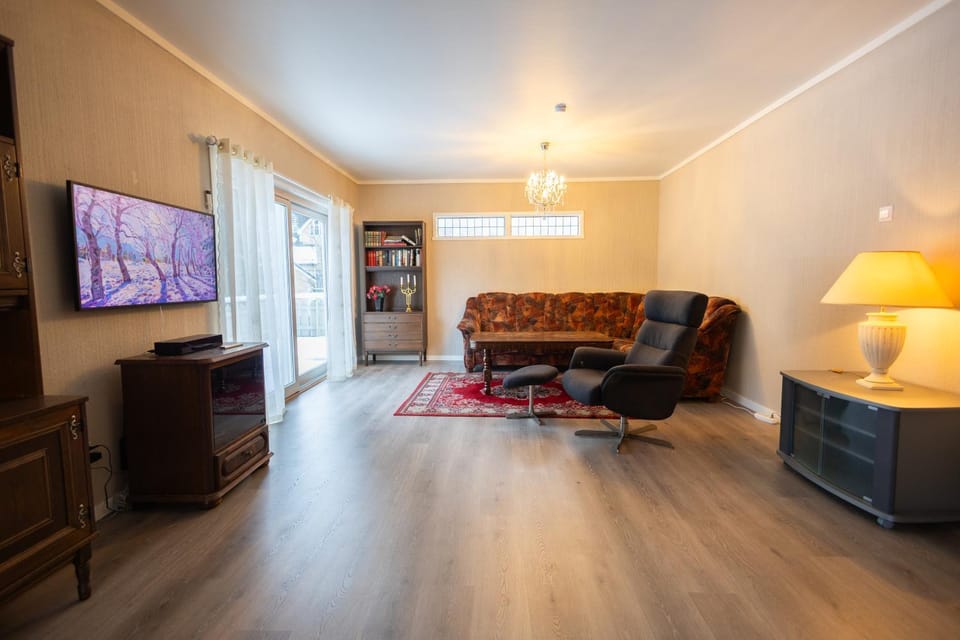 Communal lounge/ TV room, TV and multimedia, Living room, Seating area, Evening entertainment