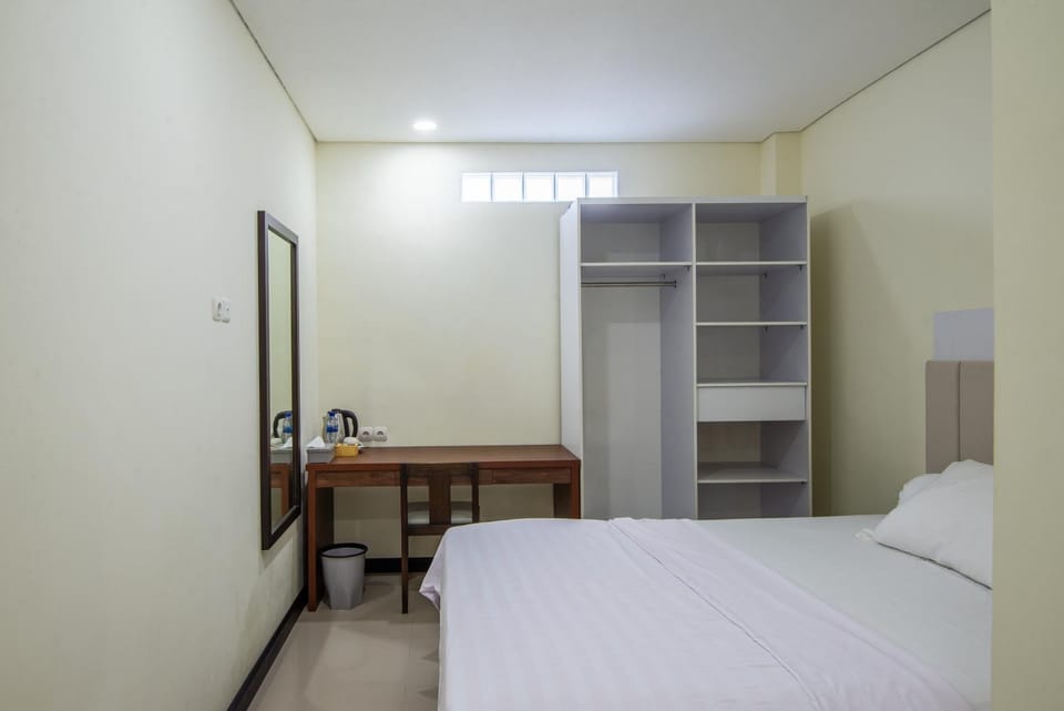 Bed, Bedroom, wardrobe, air conditioner