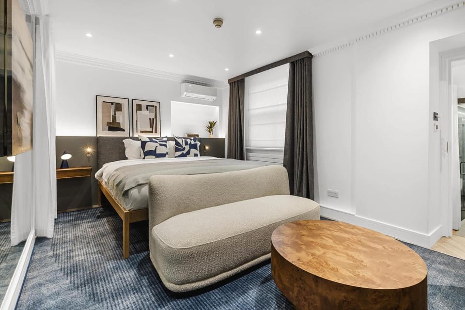 Seating area, Bedroom