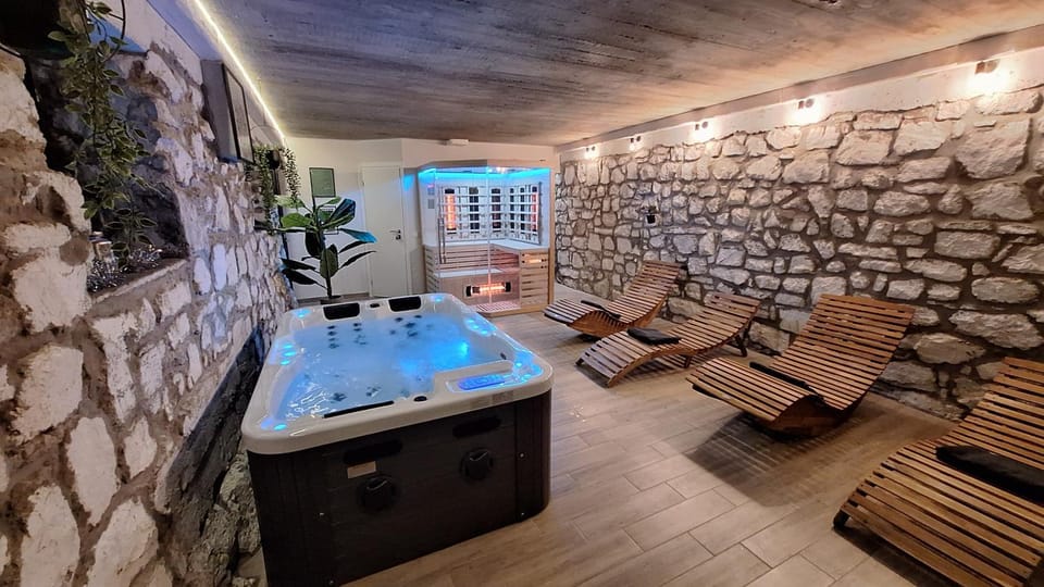 Hot Tub, Seating area, sunbed
