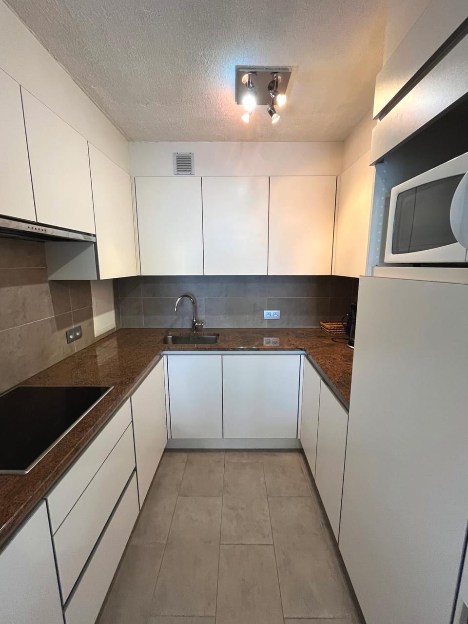 Kitchen or kitchenette, dishwasher, stove