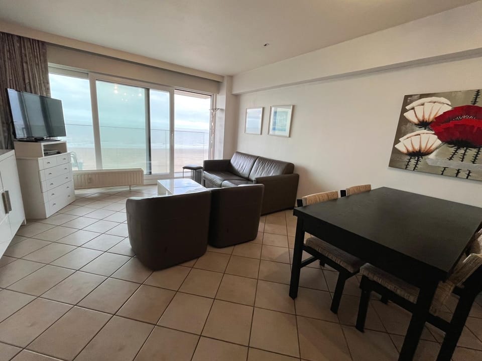 TV and multimedia, Living room, Seating area, Evening entertainment