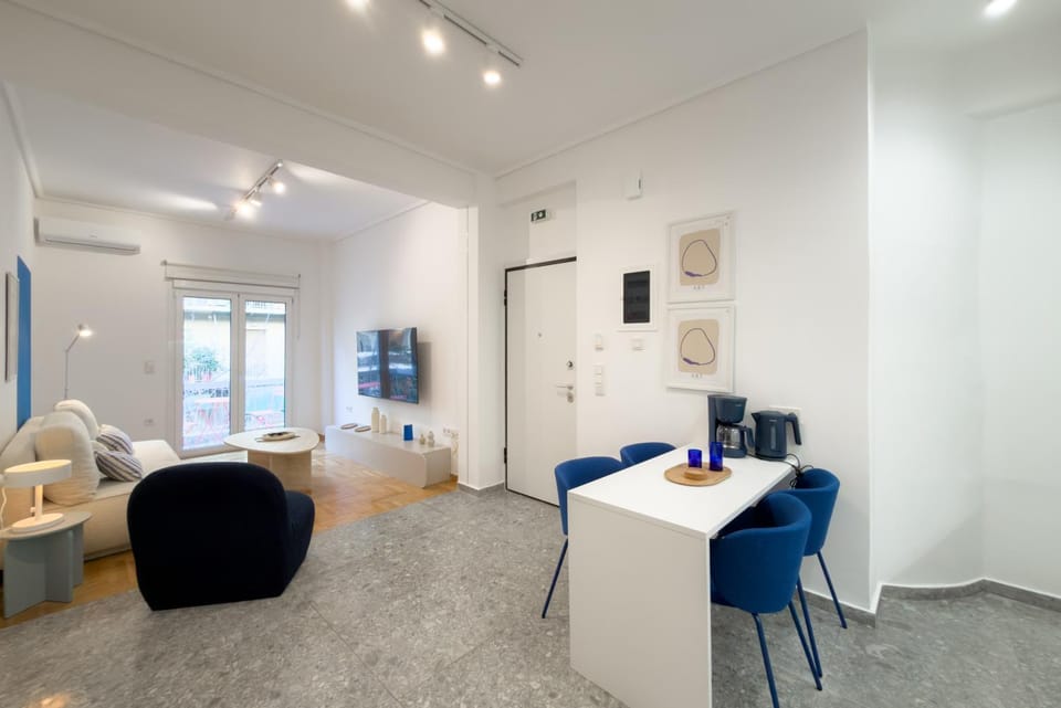 Kitchen or kitchenette, Photo of the whole room, Seating area, Dining area