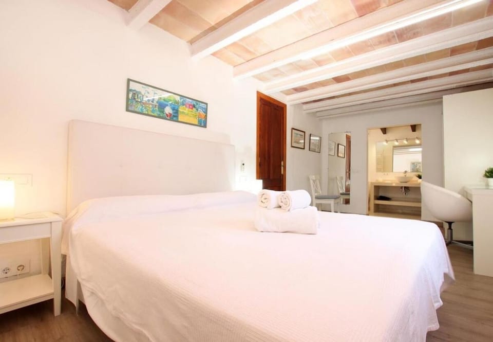 Charming villa for two people by Renthousing House in Raiguer