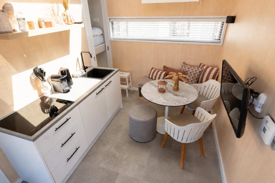 Kitchen or kitchenette, Seating area, Dining area