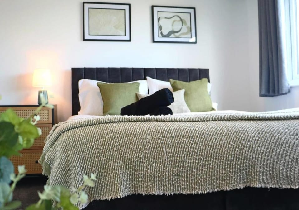 Five bedroom house with parking Apartment in Luton