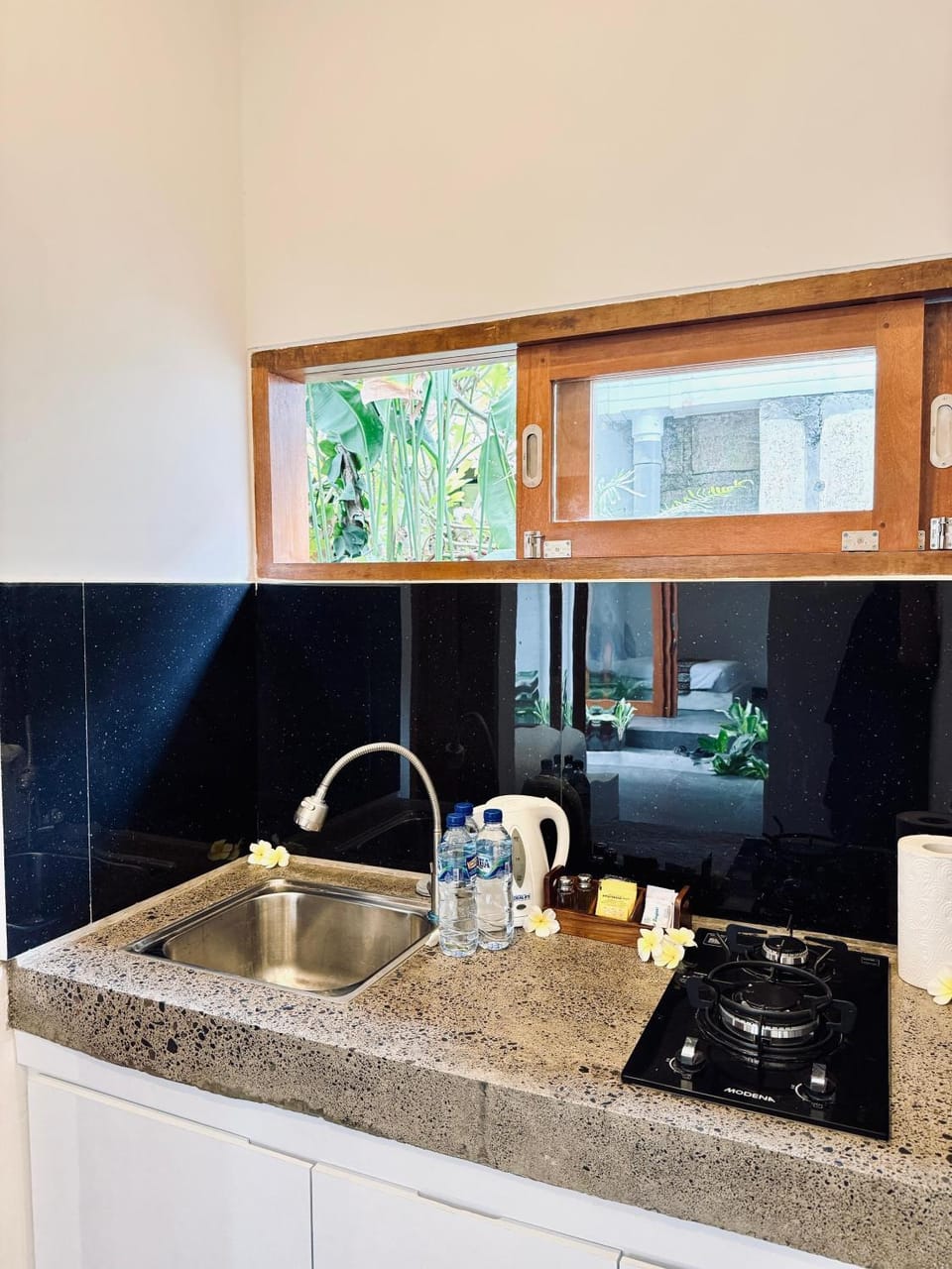 Kitchen or kitchenette, minibar, stove