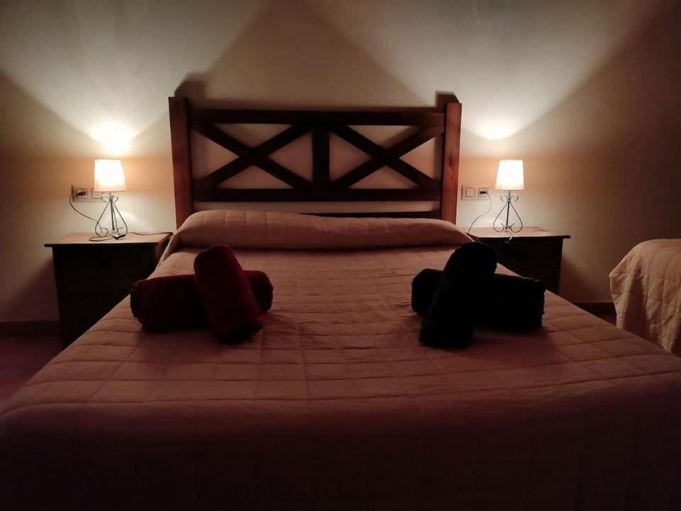Large rural house with outdoor pool 1 hour from Barcelona Villa in Cardona