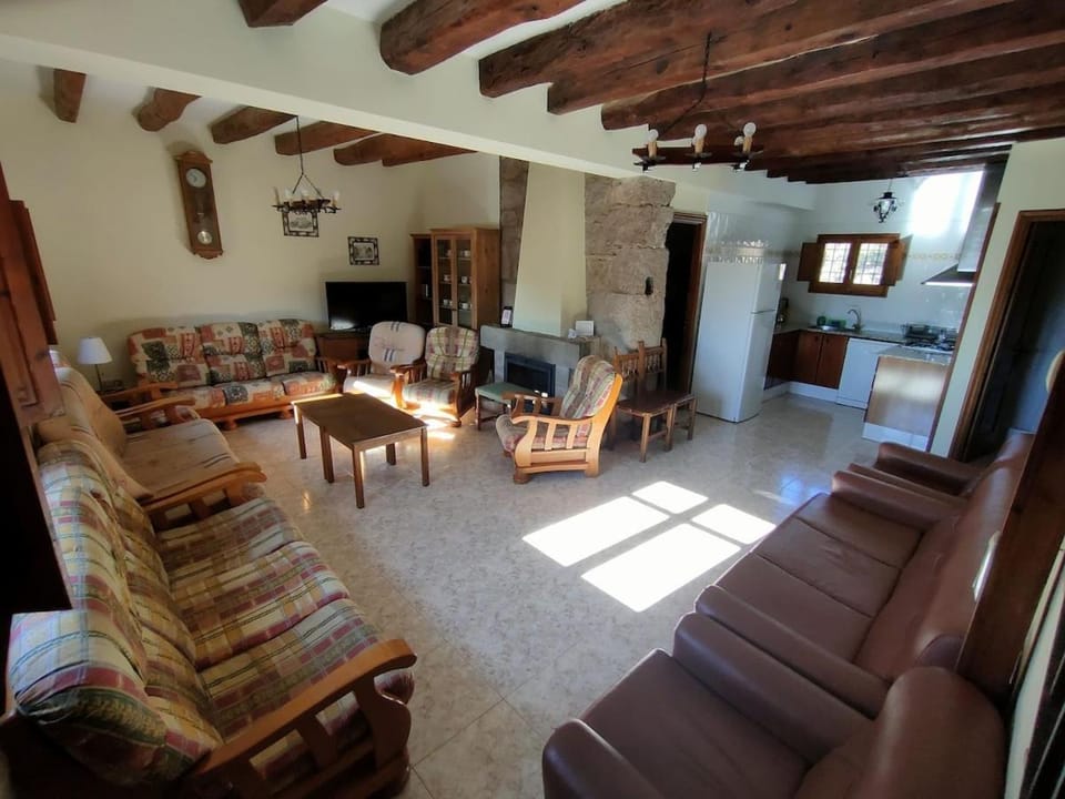 Large rural house with outdoor pool 1 hour from Barcelona Villa in Cardona