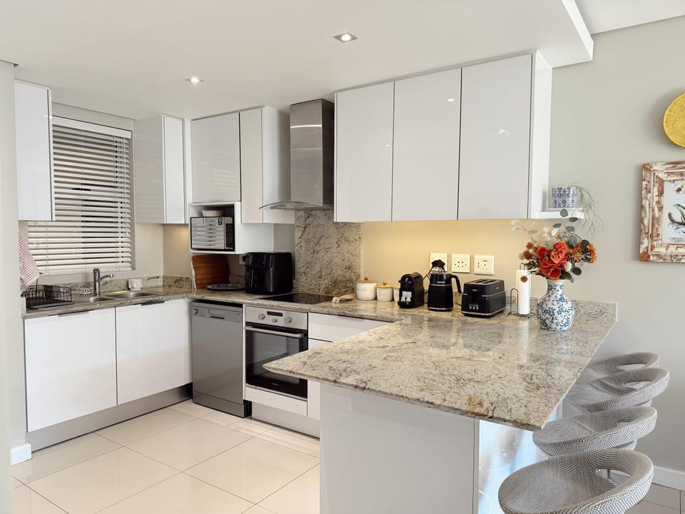 Kitchen or kitchenette, dishwasher