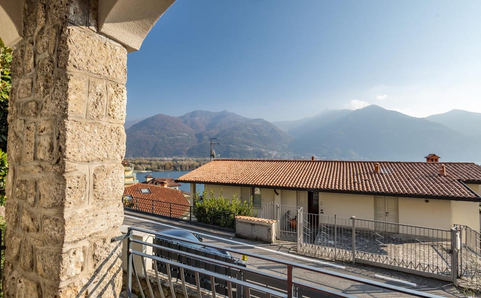 Balcony/Terrace, Lake view, Mountain view