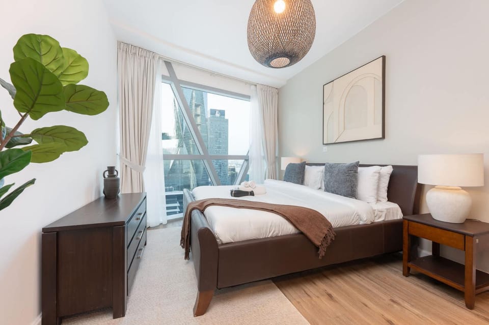 Free housekeeping visits during your stay - StayShort - Elegant Furnished 3BR in Park Towers DIFC Apartment in Dubai