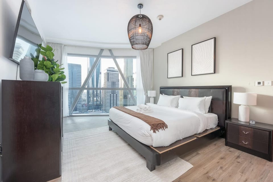 Free housekeeping visits during your stay - StayShort - Elegant Furnished 3BR in Park Towers DIFC Apartment in Dubai