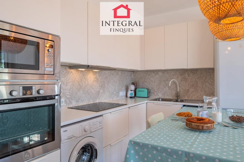 Kitchen or kitchenette, microwave, oven