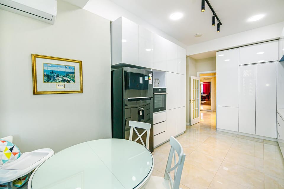 Kitchen or kitchenette, Dining area, minibar, oven, pet friendly, air conditioner