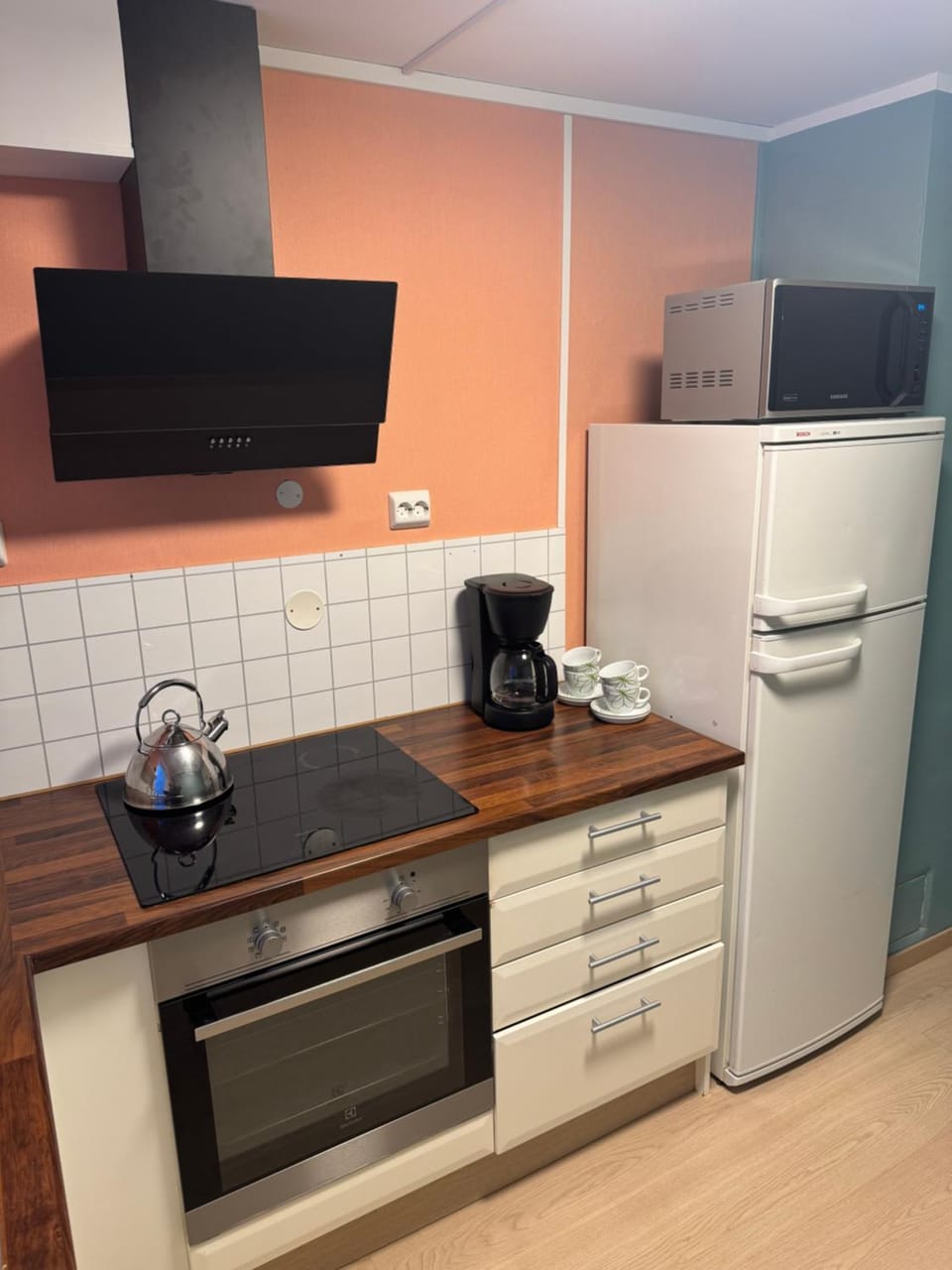 Coffee/tea facilities, Kitchen or kitchenette, oven, stove