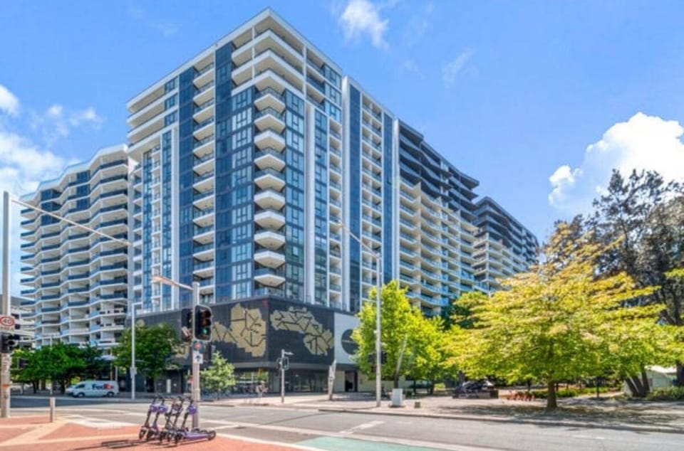 one bedroom apartment CBD Casino shopping center free P Apartment in Canberra