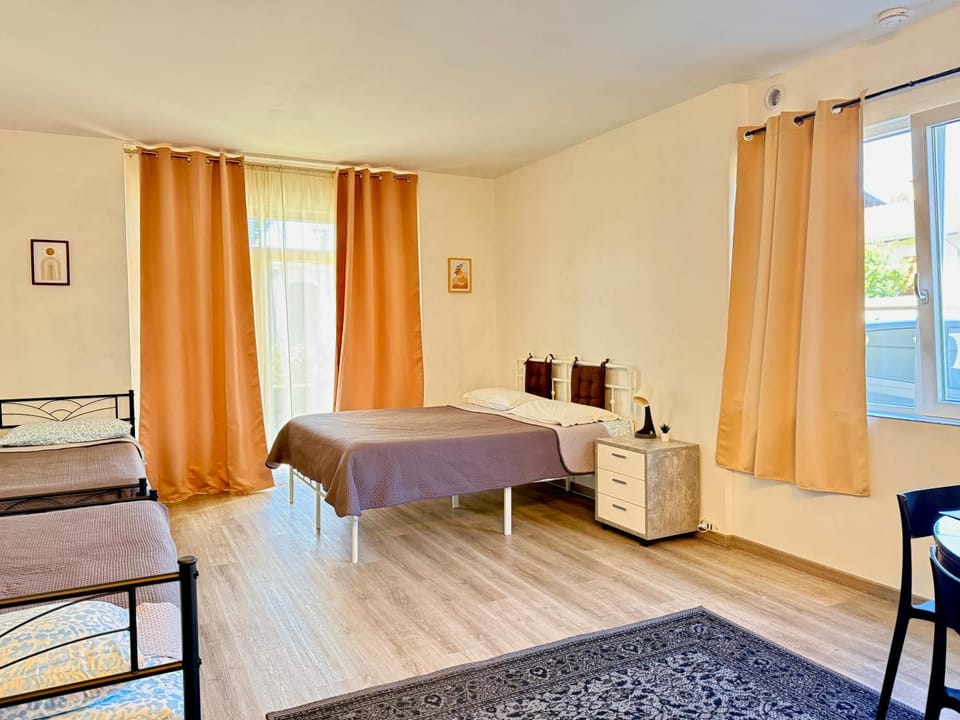 Bedroom, bunk bed