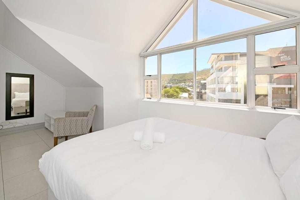 Sunlit Loft-Style 1-Bed with Balcony & Views Apartment in Cape Town