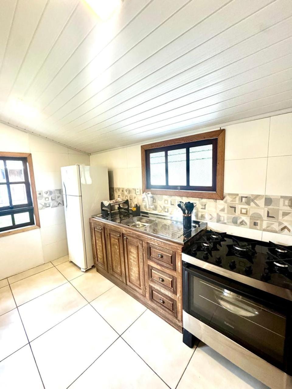 Kitchen or kitchenette, pet friendly, stove