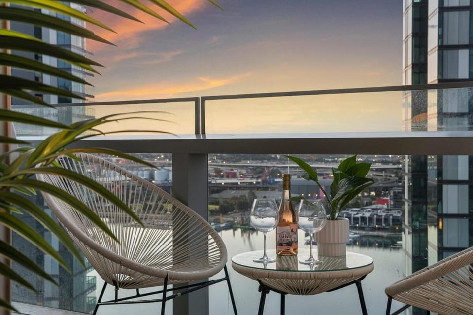 Docklands Panorama Harbour Views - Pool Gym & Parking Apartment in Melbourne
