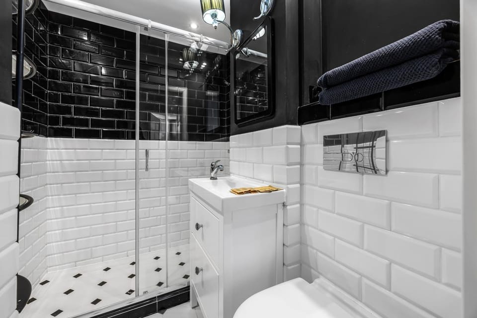 11th Floor Center Apartment - 57m2, Two Bedrooms - by Rentujemy Apartment in Warsaw