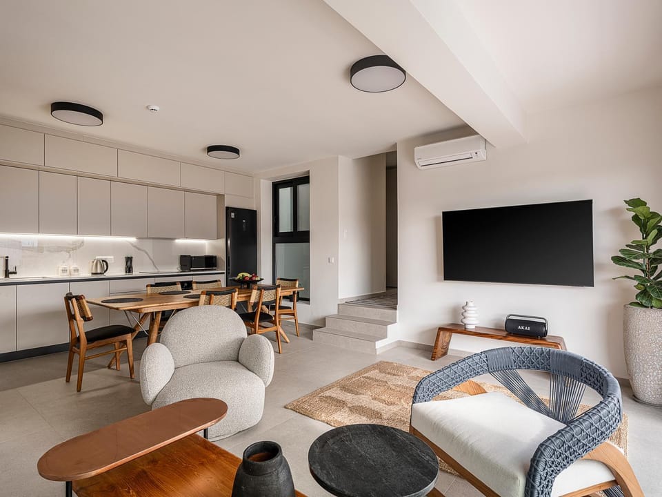 TV and multimedia, Living room, Dining area