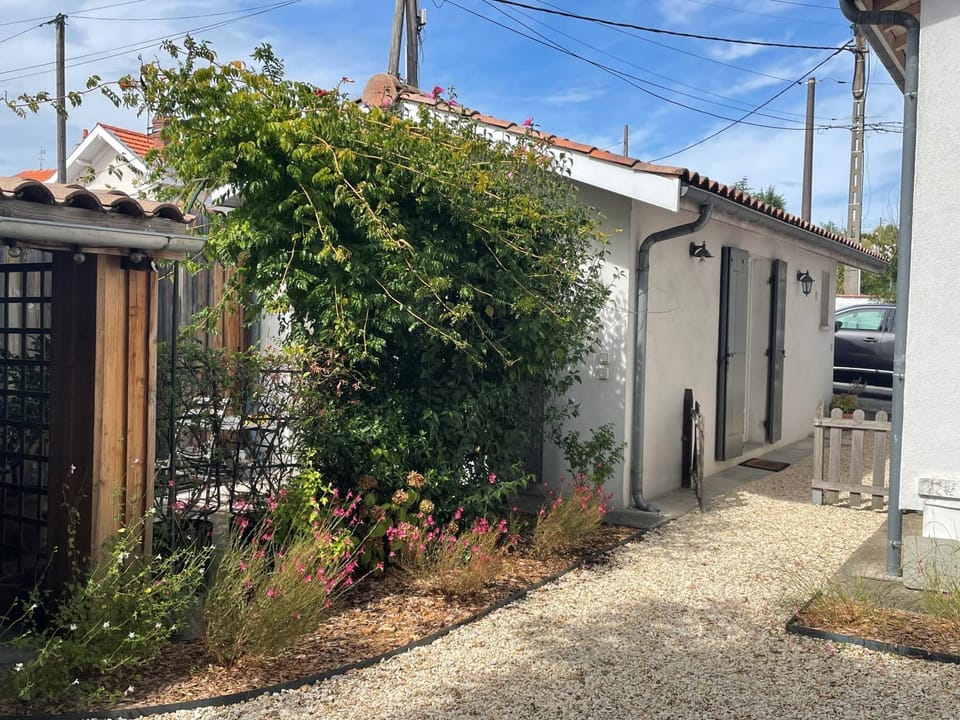 Beau studio calme, indépendant avec terrasse Bed and Breakfast in Mérignac