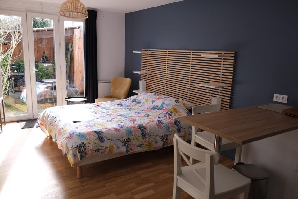 Beau studio calme, indépendant avec terrasse Bed and Breakfast in Mérignac