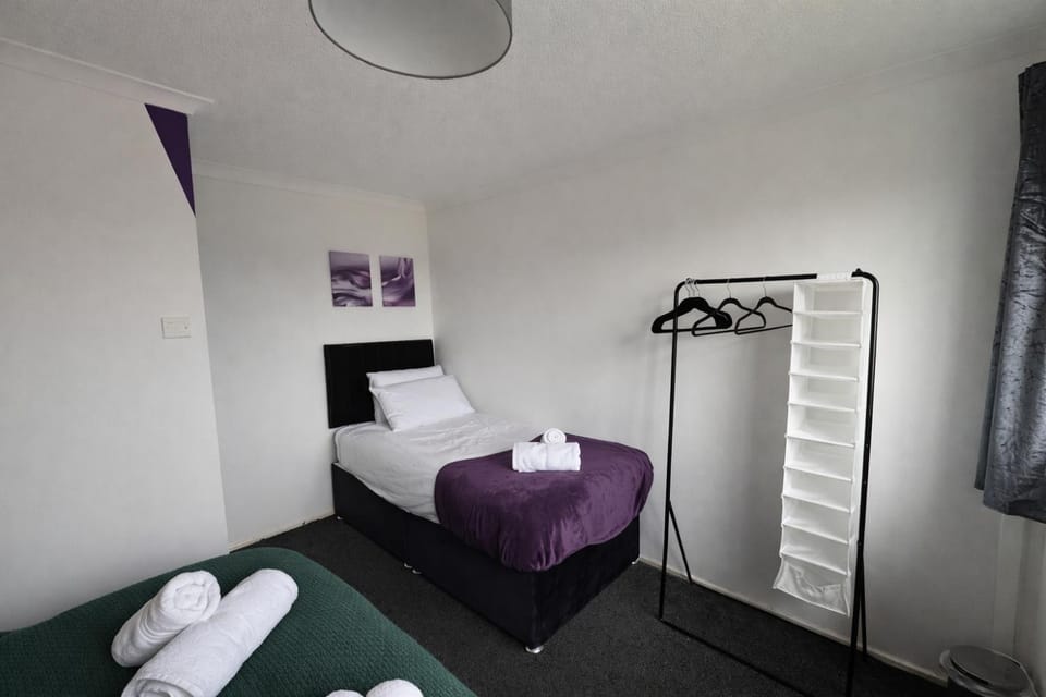 2 Bed 1 Bath in Milton Keynes - Sleeps 4 - Parking Apartment in Aylesbury Vale
