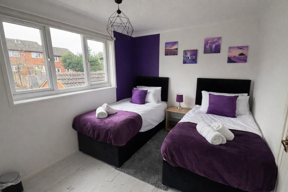 2 Bed 1 Bath in Milton Keynes - Sleeps 4 - Parking Apartment in Aylesbury Vale
