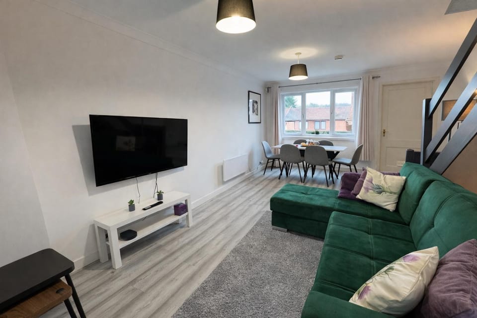 2 Bed 1 Bath in Milton Keynes - Sleeps 4 - Parking Apartment in Aylesbury Vale