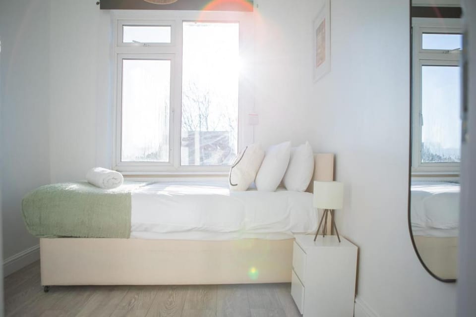 Large 5 bedroom home Sleeps 10 House in Southampton