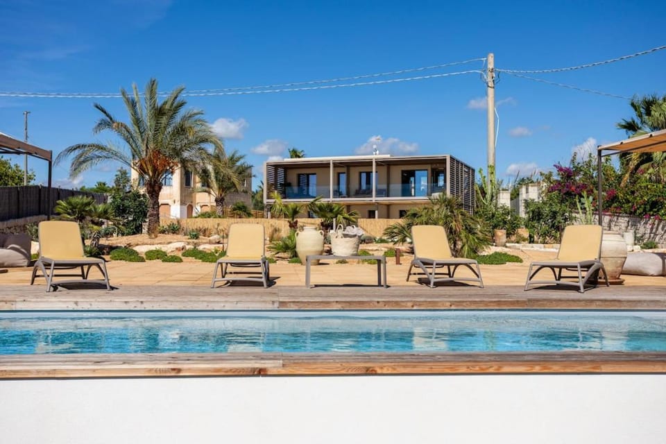 Property building, Swimming pool, sunbed