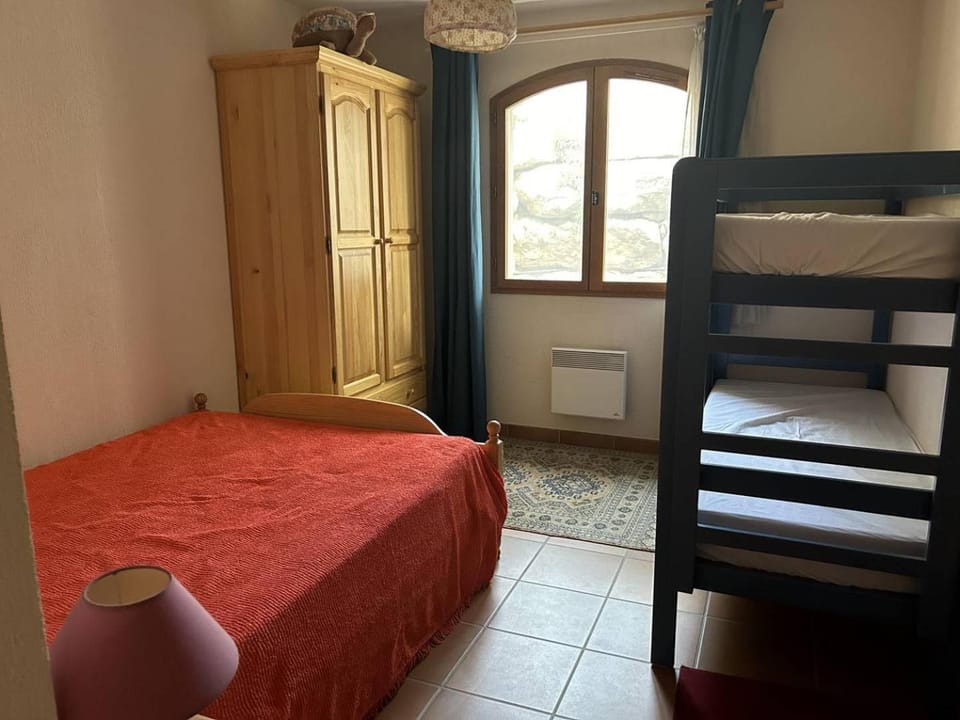 Bed, Photo of the whole room, bunk bed