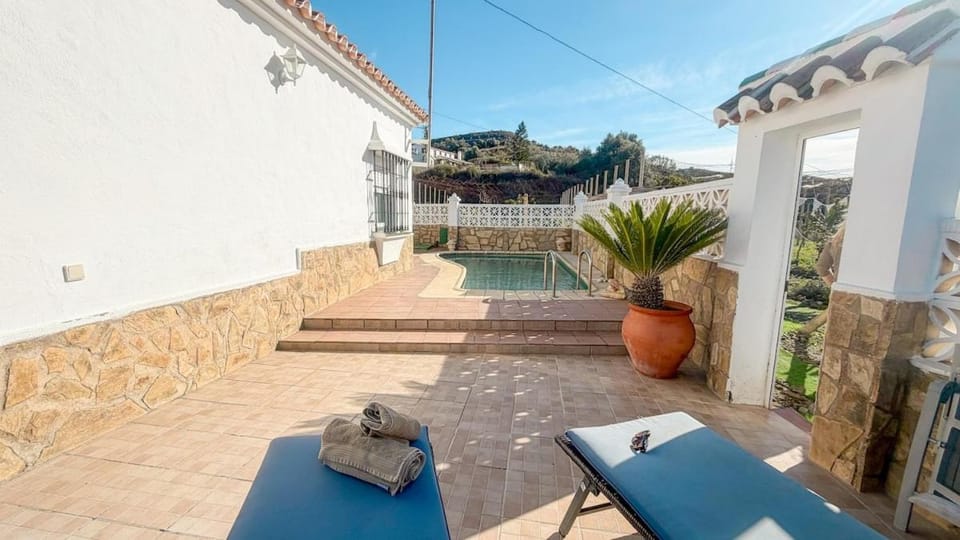 Natural landscape, View (from property/room), Balcony/Terrace, Swimming pool, sunbed