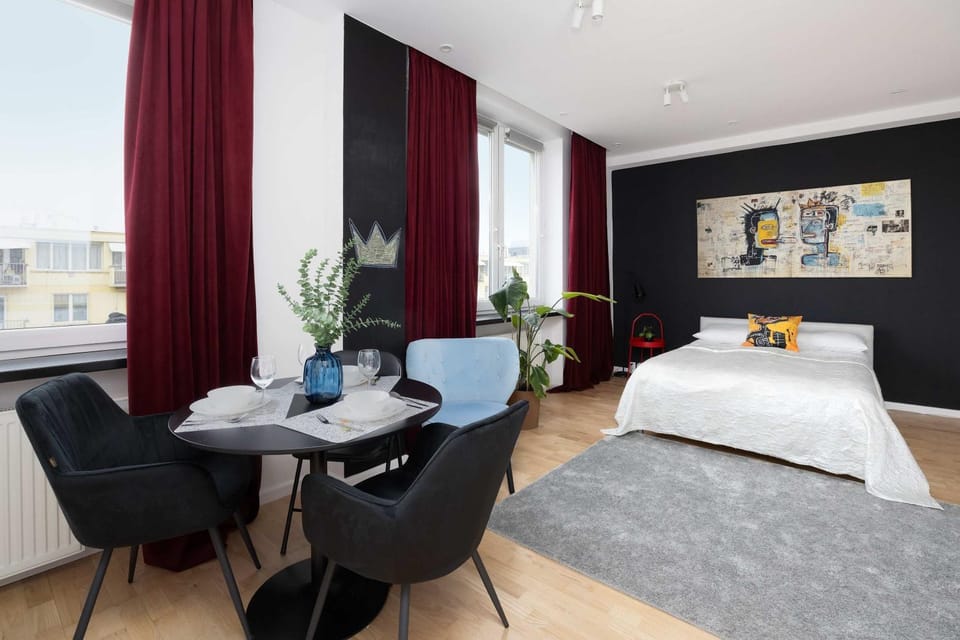Bed, Living room, Photo of the whole room, Decorative detail, Seating area, Dining area, Bedroom