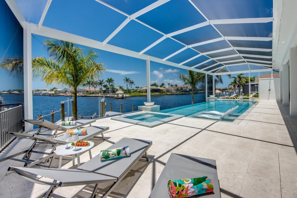 CoralVilla Pearl - luxurious, design villa, spacious, infinity pool, spa Villa in Cape Coral