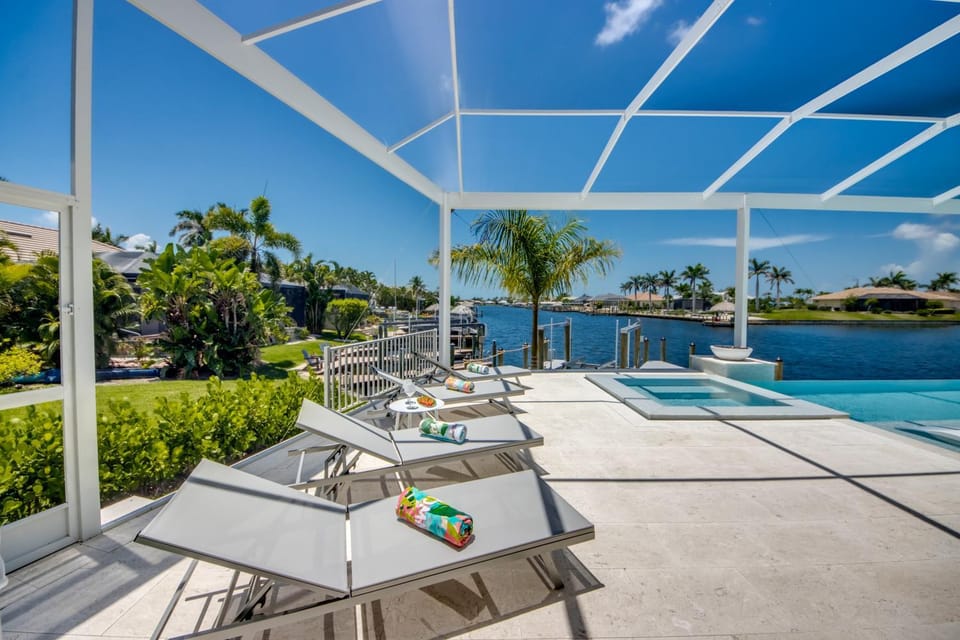 CoralVilla Pearl - luxurious, design villa, spacious, infinity pool, spa Villa in Cape Coral