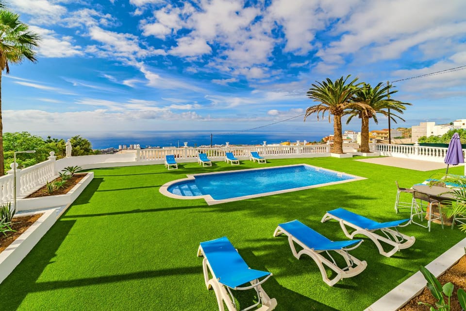 Authentic Canarian villa with Pool and ocean views Villa in Canary Islands