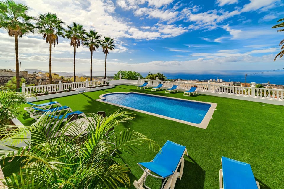 Authentic Canarian villa with Pool and ocean views Villa in Canary Islands