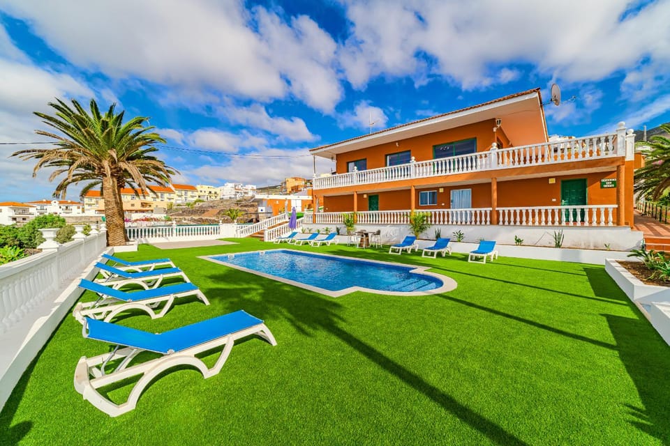 Authentic Canarian villa with Pool and ocean views Villa in Canary Islands