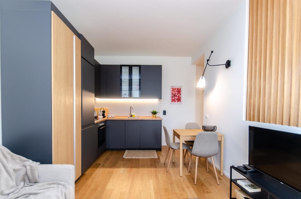 TV and multimedia, Kitchen or kitchenette, Living room, Seating area, Dining area