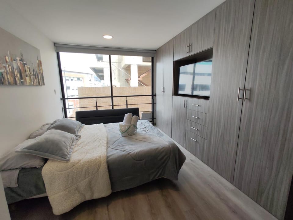 Bed, TV and multimedia, Photo of the whole room, Bedroom