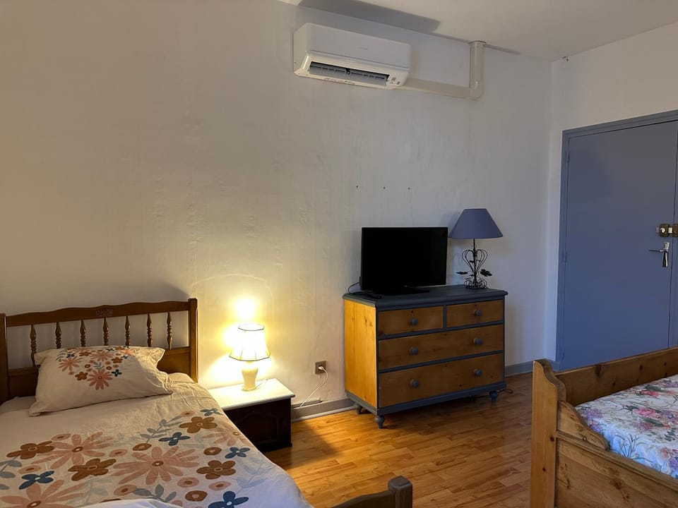 Photo of the whole room, Bedroom