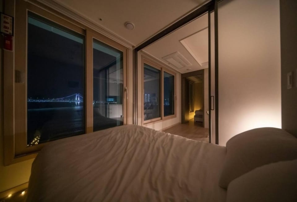 #Busan #Gwangalli #CozyStay #GwanganBridge #Sunrise #OceanView Apartment in Busan